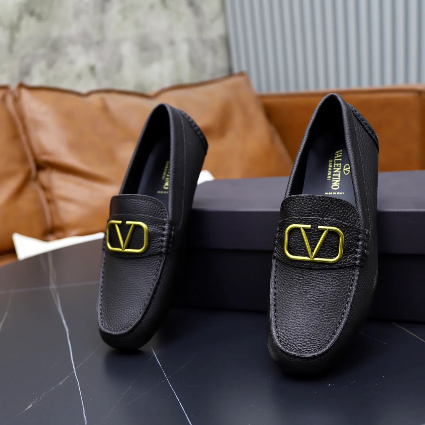 Men's shoes: 640💰VALENTINO, made of imported cowhide with imported water-dyed cow lining, iconic hardware and iconic wear-resistant outsole. 38-45 (customized at 45) VALENTINO packaging All orders enjoy the brand’s iconic product packaging